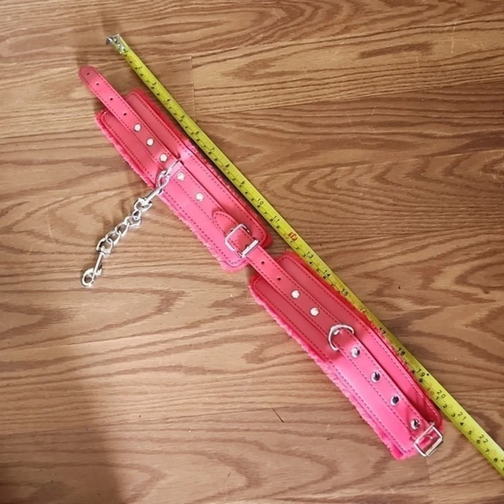 Red furry cuffs‎ New with a chain